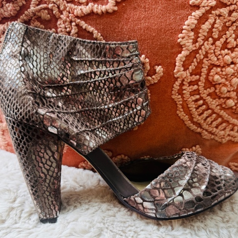 Elegant Seychelles Quotation Mark sandals/ pewter snakeskin 🩶